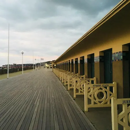The Golden Triangle Апартаменты Довиль